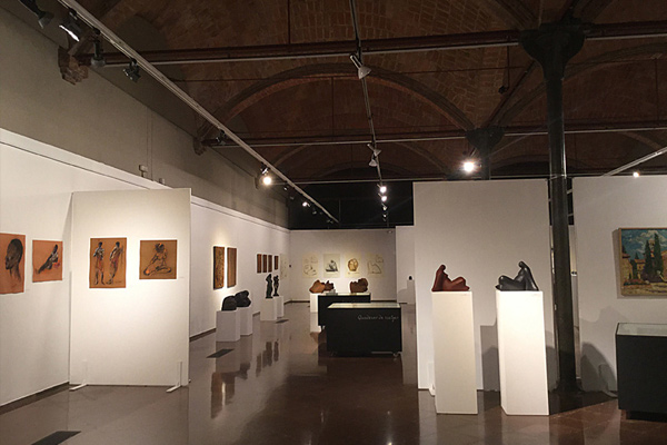 Àngela Ubasart es despulla en l'exposició «BIOgrafies»